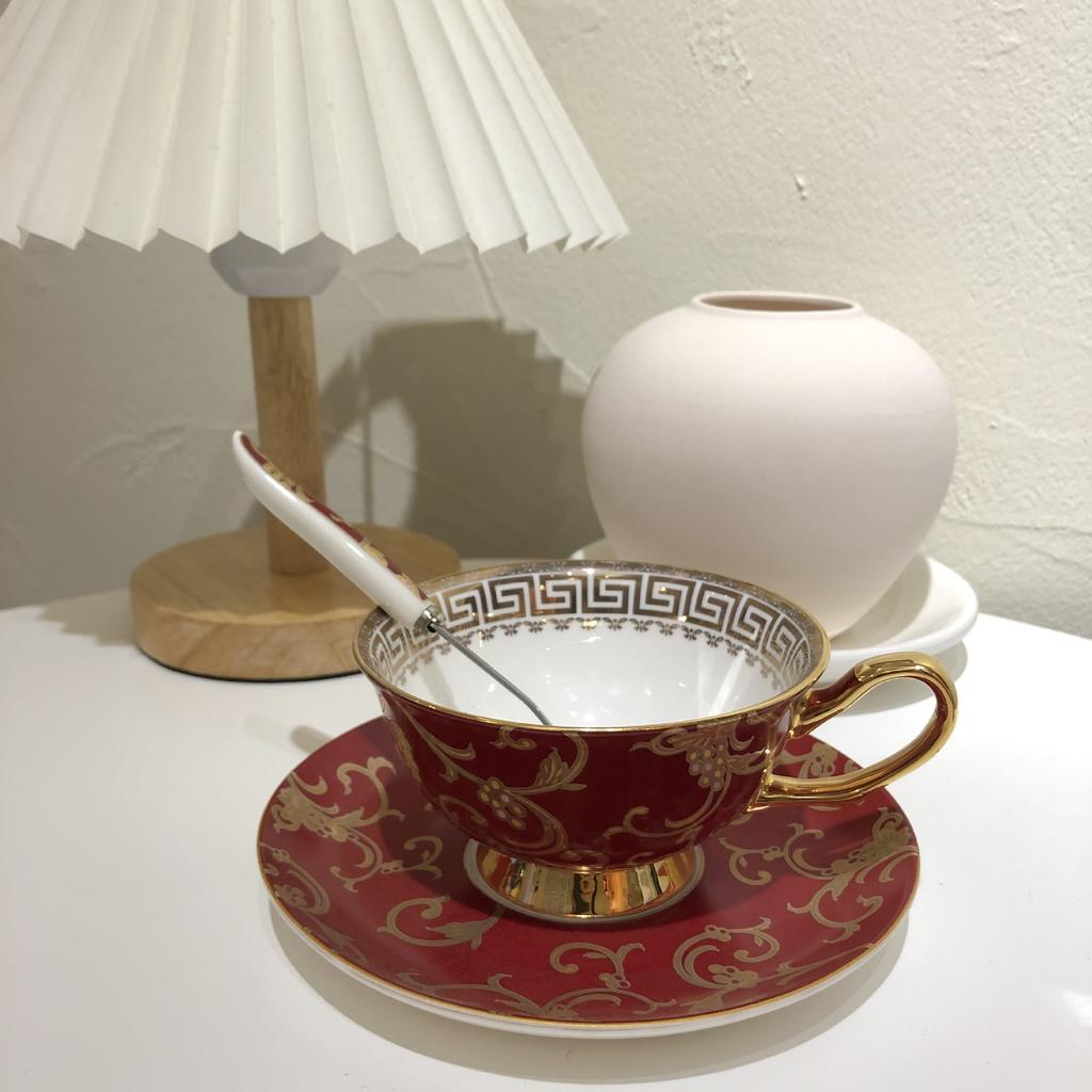 1 комплект, винтажный набор чайных чашек из костяного фарфора, изысканная керамическая кофейная чашка с цветочным узором и золотой отделкой, декор для столовой и стола
