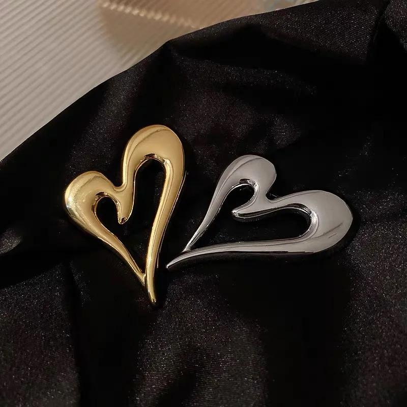 Simple Large Metal Heart Brooches for Women Men Classic Fashion Jewelry Vintage Love Heart Brooch Pins Office Party Gifts