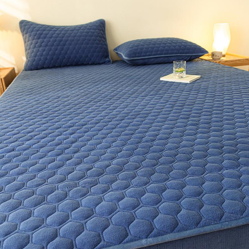 Простая однотонная стеганая простыня из молочного волокна, нескользящий студенческий бытовой матрас, пылезащитный защитный чехол, утолщенная подушка-покрывало