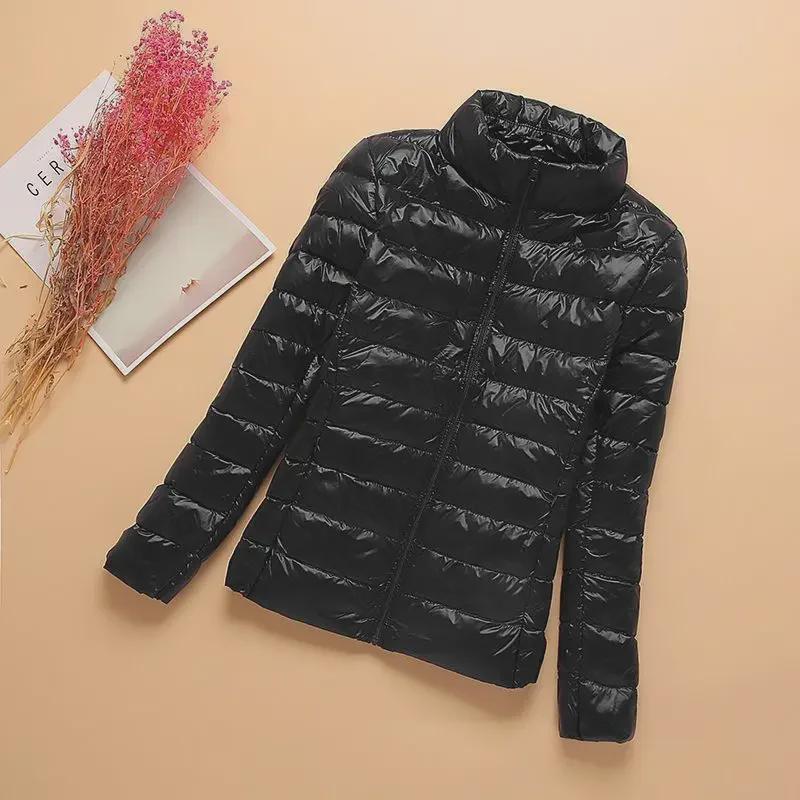 Оформление: Женская большая куртка из тонкого хлопкового пуха с капюшоном - короткая модель, воротник-стойка