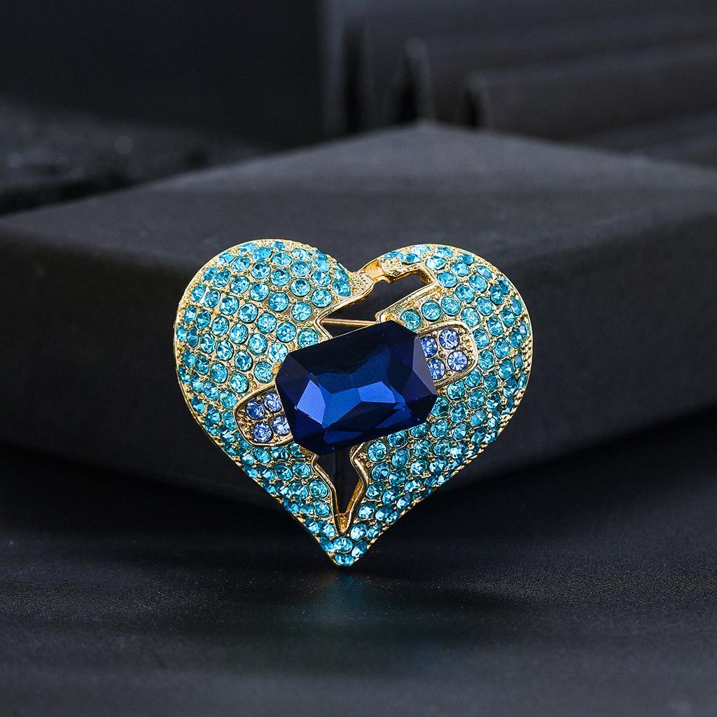 Трансграничная Новая Брошь в форме Персикового Сердца с Полными Бриллиантами Женская Брошь из Сплава со Стразами Темпераментная Универсальная Булавка для Одежды Брошь Фиксация против Света