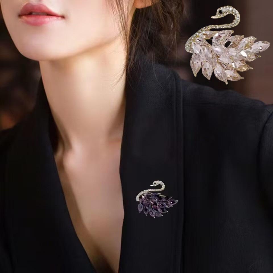 Available 2025 New Fashion Alloy Rhinestone Swan Corsage Vintage Crystal Brooch