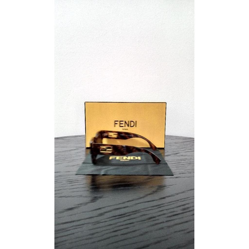 Б/у солнцезащитные очки FENDI с логотипом под черепаху