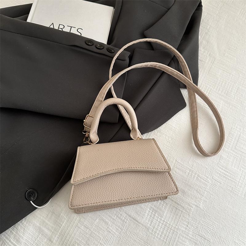 Fashion Bag Women's 2025 Spring New Trend Fashion Shoulder Bag Simple Casual Messenger Bag Solid Color Temperament Bag