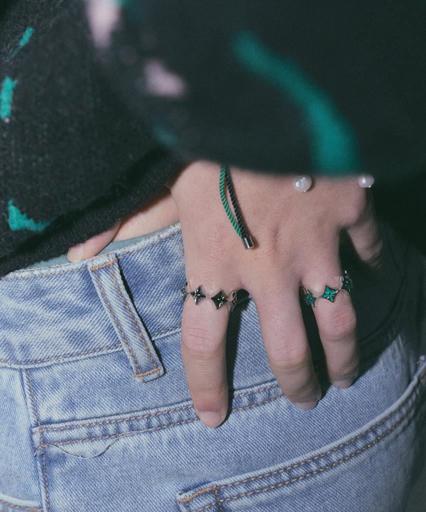 Ag47 I Need. Ring- 08 Black Flower Point Open Ring