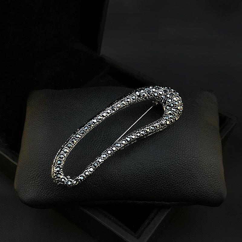 Irregular-shaped Oval Brooch, Feminine Charm, Diamond-encrusted Geometric Brooch, Niche High-end Design Sense