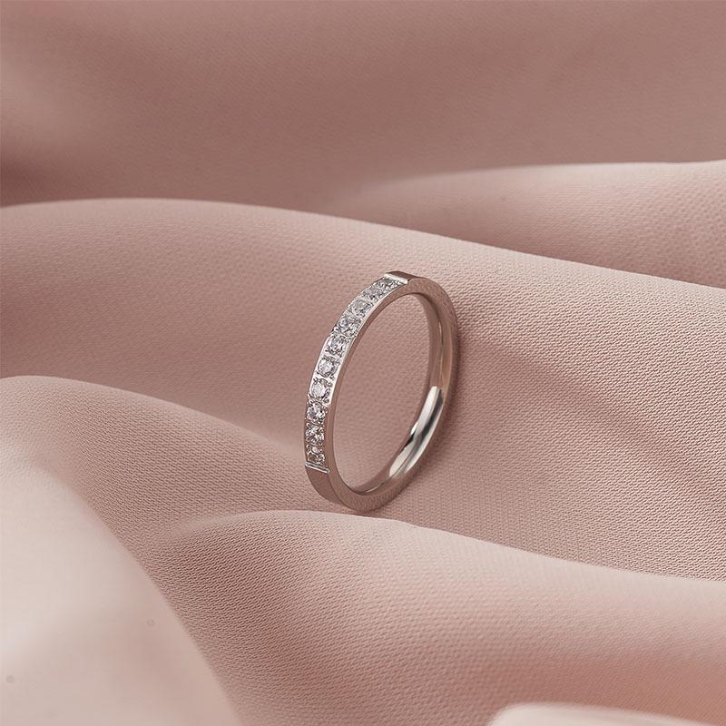 Women's Titanium Steel Ring: Elegant Micro-Inlaid Diamonds, Fade-Resistant, Trendy Couple's Fashion for Index Fingers.