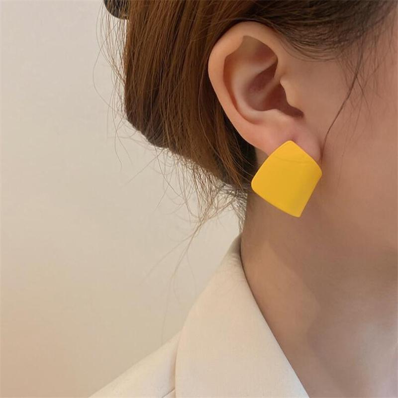 Серьги цвета конфет с нерегулярной геометрией. Маленькие серьги в стиле свежего цвета. Все подходящие серьги-гвоздики.