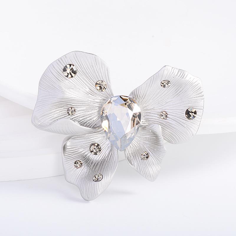 Ретро-брошь в виде бабочки в европейско-американском стиле - элегантная булавка из сплава для корсажей и пальто