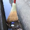 Azuma Kogyo Compo Broom with a Long Handle, featuring a Mix of Palm Leaf and Black Fern Bristles, a Moderately Flexible Bristle for Easy Sweeping, and