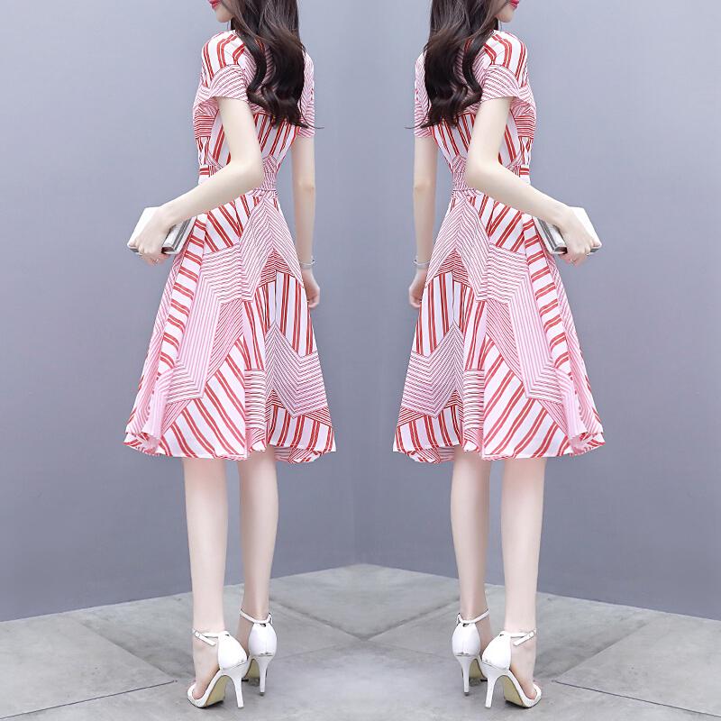 Женское розовое платье с короткими рукавами и шнуровкой в полоску с узкой талией