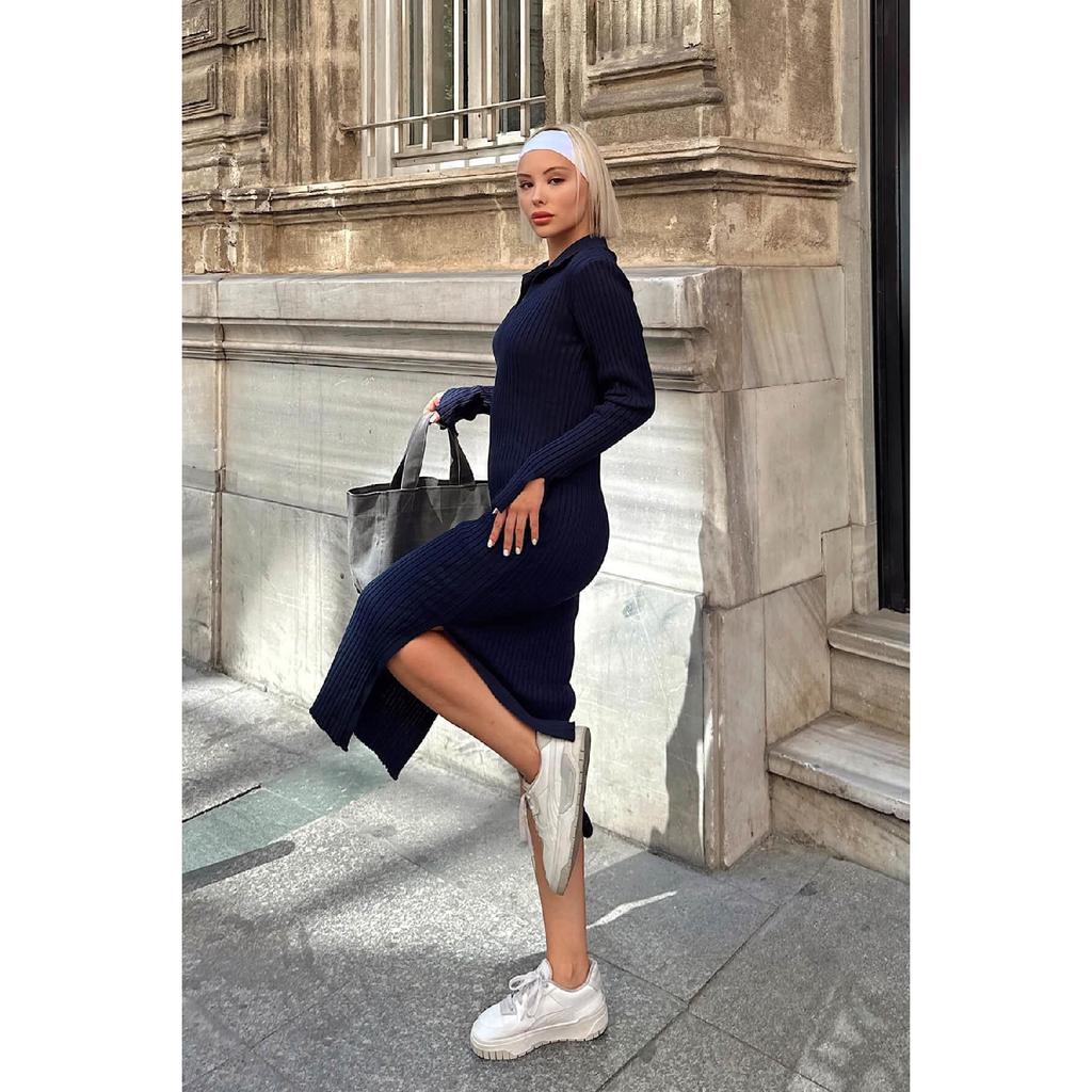 Бежевое женское трикотажное платье-миди с воротником-поло и рукавами