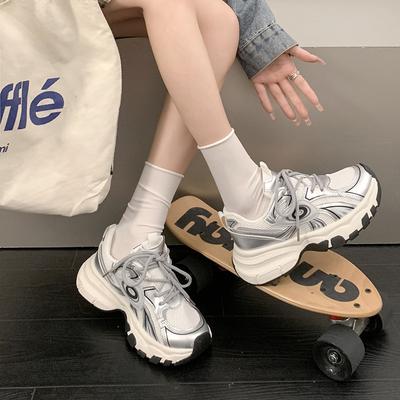 Серебристо-серые универсальные туфли для папы на платформе с увеличенным каблуком, женская летняя популярная легкая спортивная обувь для студентов из сетки, 2025 г.