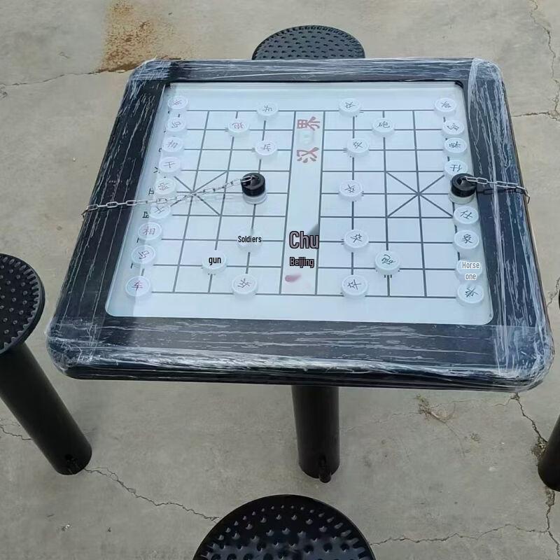Игровой стол для пожилых людей на открытом воздухе