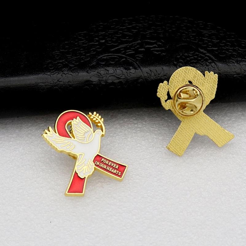 Брошь-значок 'Символ мира' с деталью в виде ленты, форма идеально подходит для свадеб, деловых встреч, повседневной носки