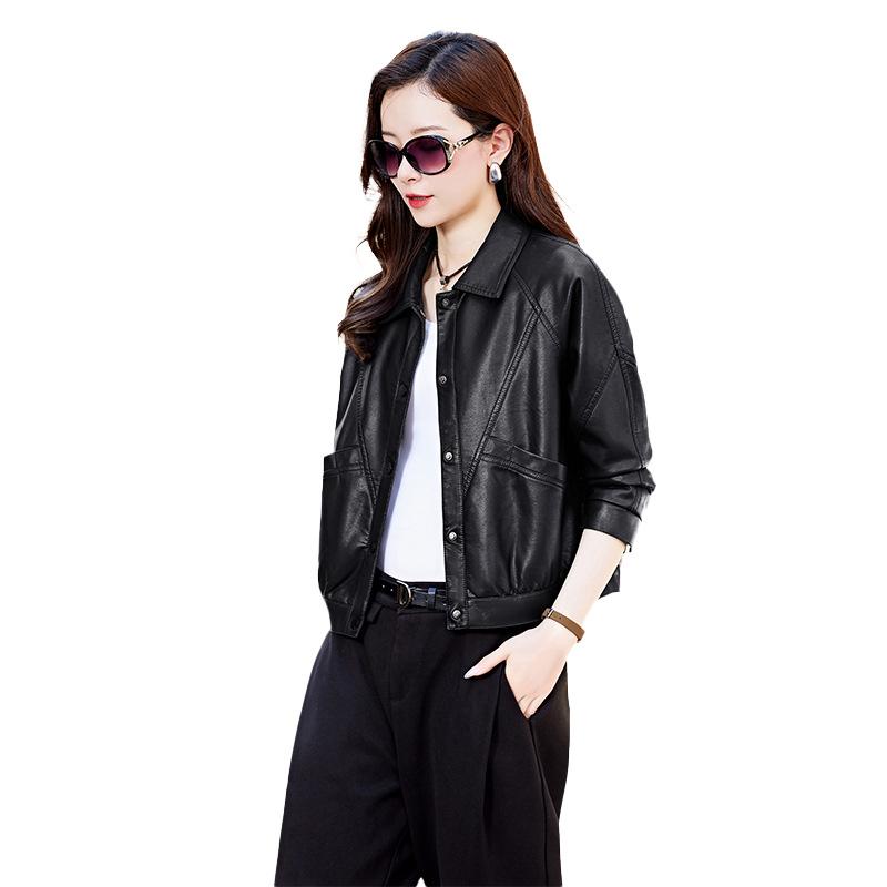 Женская кожаная куртка с короткими лацканами. Новый осенний стиль со стильным дизайном, уменьшающий возраст матерей с курткой маленького роста.