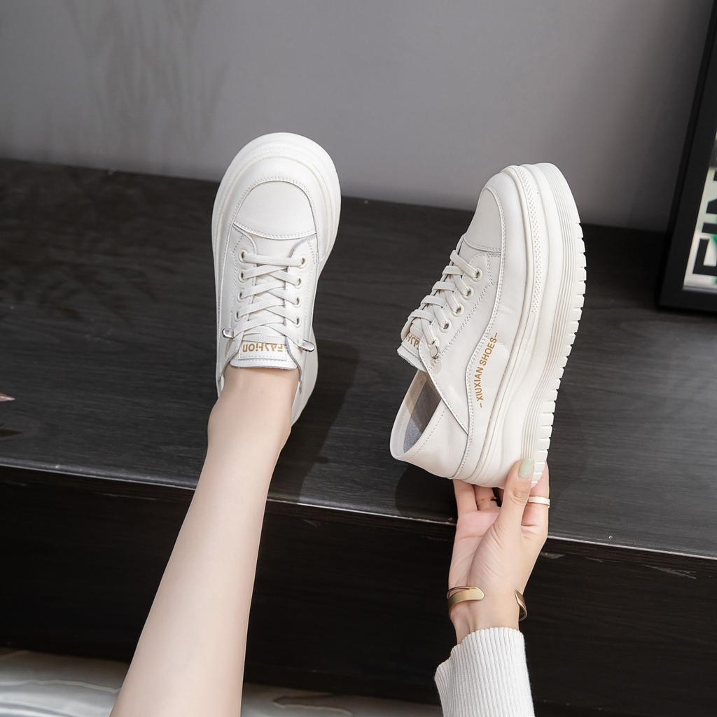 Кожаная платформа белые туфли женские лето 2025 осень новые мягкая подошва увеличивающие рост кеды один педаль легкие маффины одинарные туфли