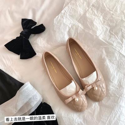 Версия из овчины~ Те же жемчужные туфли-балетки с плоской подошвой из лакированной кожи и бриллиантовым бантом