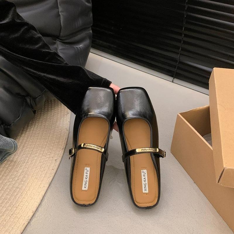 Повседневная обувь из мягкой кожи с серебряным ремешком и пряжкой, модные туфли на плоской подошве, элегантные блестящие туфли-лодочки с металлическим блеском, тапочки с закрытым носком