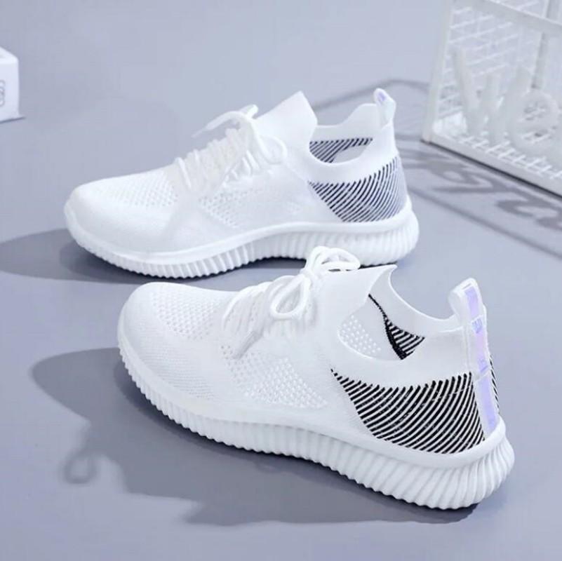 Женская обувь 2024 Весна Белый Новые дышащие спортивные сетчатые универсальные летние полые прогулочные летающие тканые нескользящие женские кроссовки