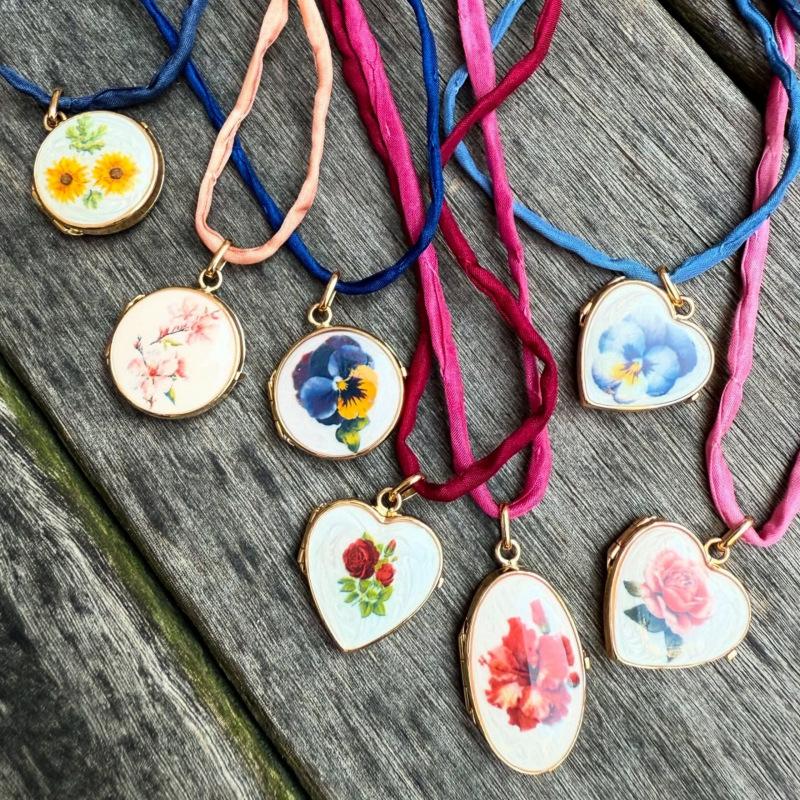 Personalized Drip Oil Opening And Closing Photo Album Necklace Fashion Love Flower Pendant Collarbone