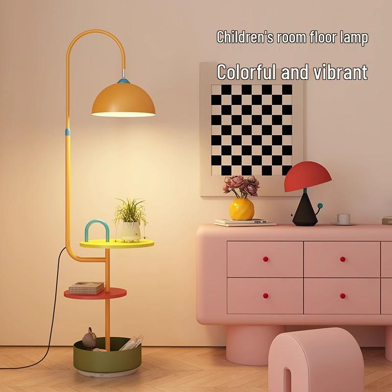 Мемфис Торшер: Стильная гостиная, диван и лампа для детской комнаты со встроенным хранилищем и функцией журнального столика