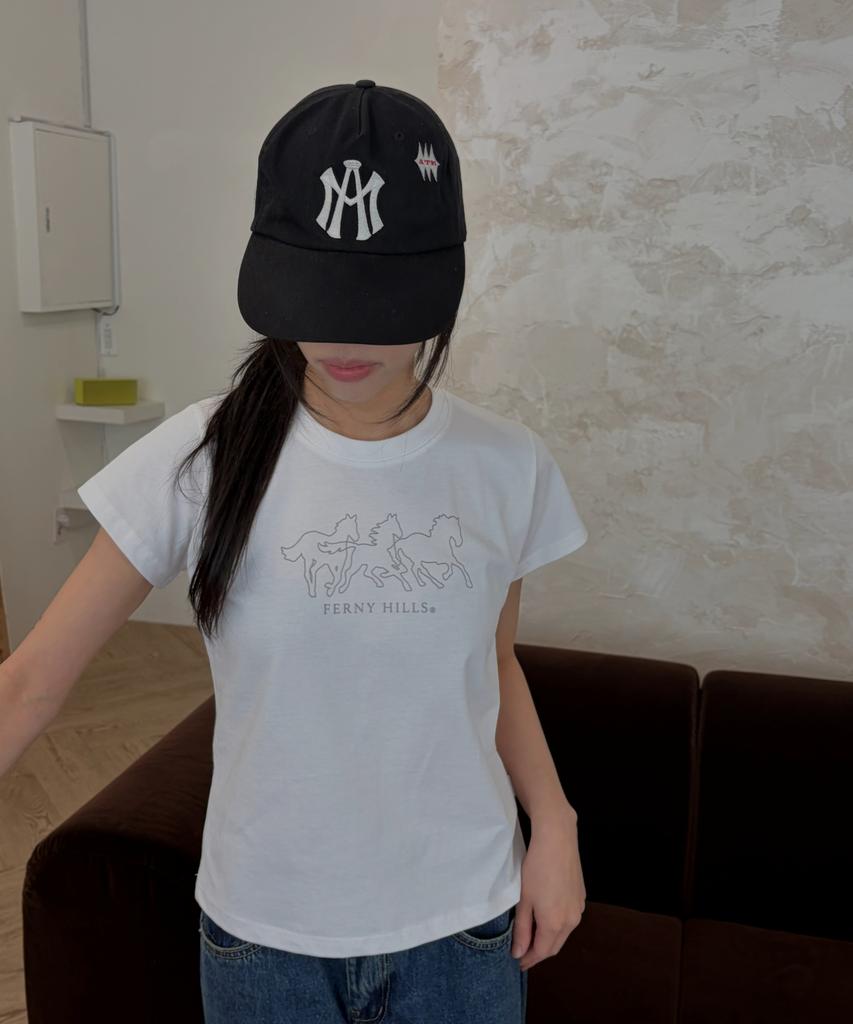 PEONIHILJEU Three Horses Short Sleeve T-Shirt White