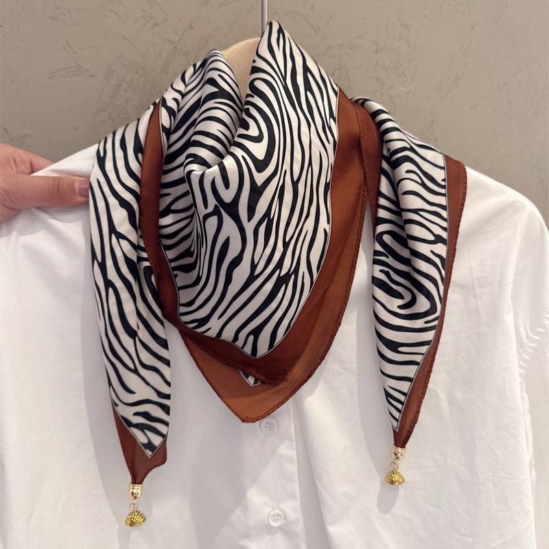 Шелковый шейный платок с магнитной пряжкой: Треугольный дизайн для женщин, 70x70 см, легкий аксессуар на весну/лето/осень