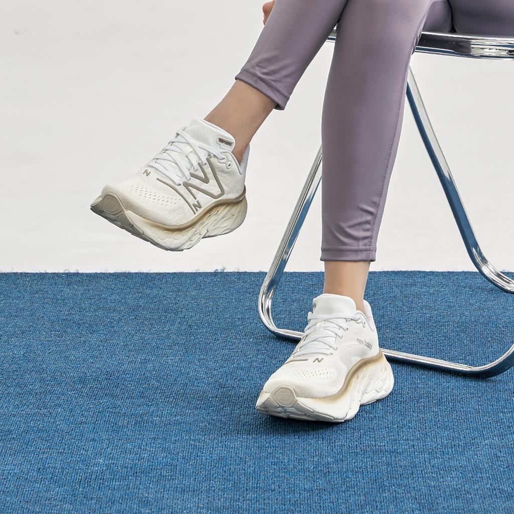 New Balance Fresh Foam X More V4 White Gold Metallic Women Sneakers Moonbeam WMORCW4