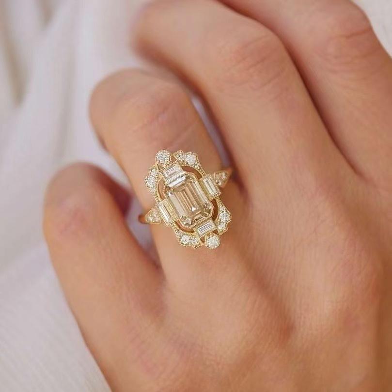 Классическое женское кольцо «Три героя» с инкрустацией шампанским бриллиантом