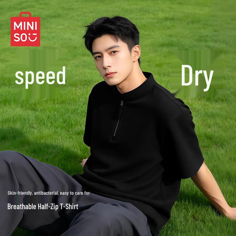 MINISO Мужская текстурированная футболка с воротником-стойкой на молнии до середины груди, с коротким рукавом