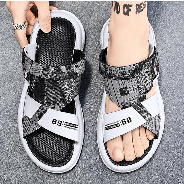 Новые сандалии для мужчин, летняя модная пляжная обувь двойного назначения, противоскользящая внешняя одежда, модные молодежные повседневные тапочки для мужчин