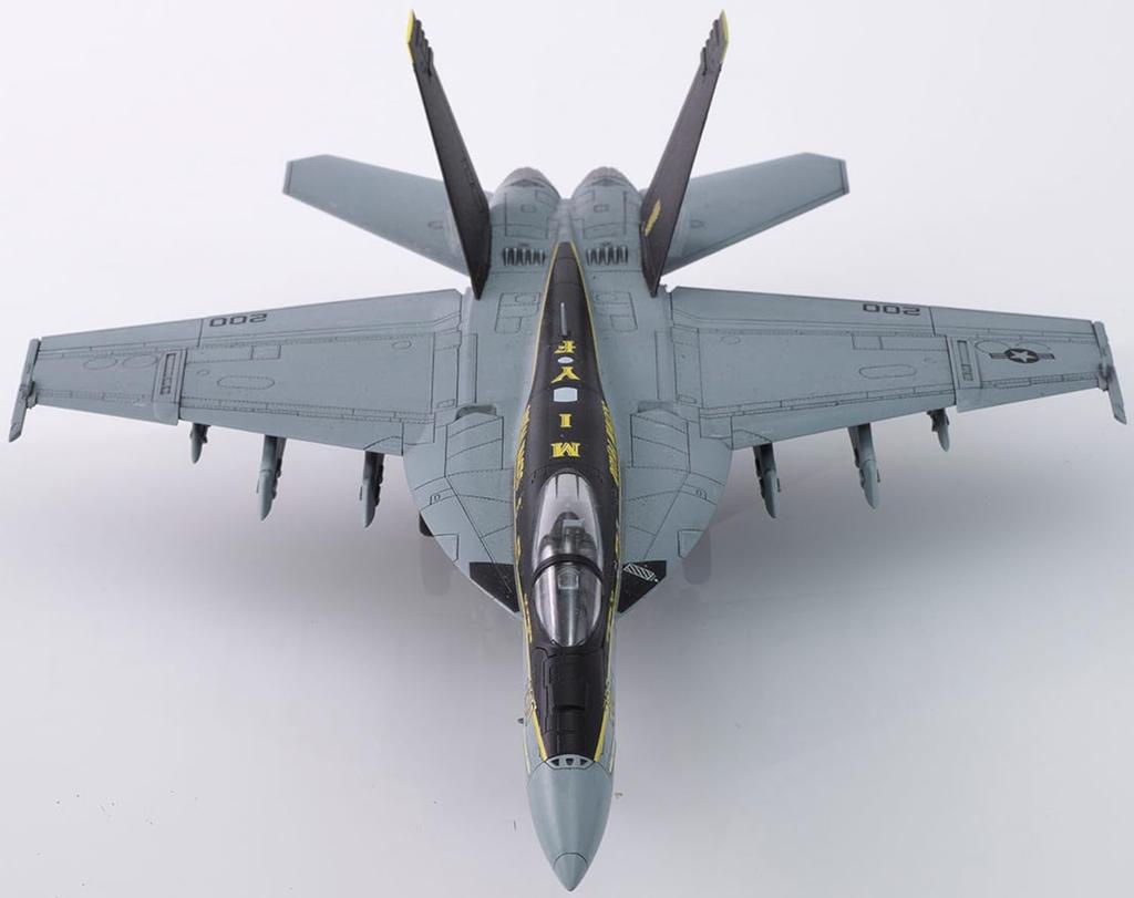 PLATZ Американский истребитель Super Hornet Королевские Булавы 2024 Пластиковая модель 1/72 Палубный F/A-18E VFA-27 AE-38 (Самолет)