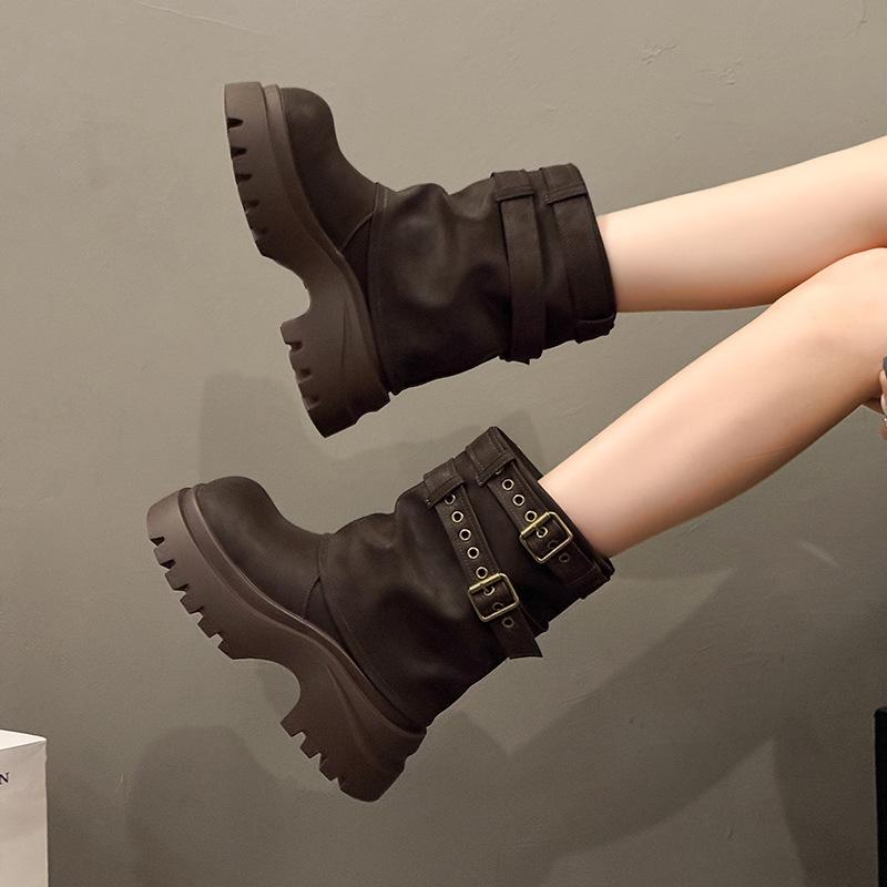 Популярные черные ботинки Мартин на платформе женские высококлассные жареные уличные осень 2025 супер огонь новые британские короткие ботинки ботинки-локомотивы