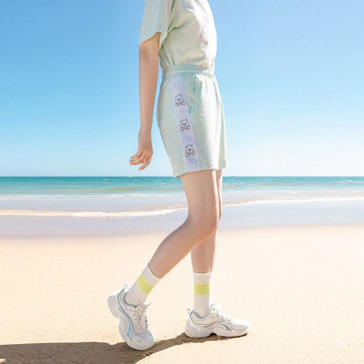 Anta Стиль жизни серии мультфильм медведь буквы узор эластичные трикотажные шорты женские шорты лето-облачно-зеленый 162228333-2