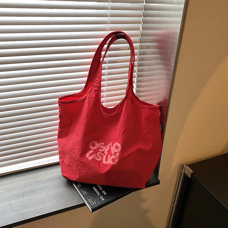 Трендовая, модная, простая и повседневная сумка большой вместимости 2025 лето новая модель в зарубежном стиле женская текстурная сумка-тоут на плечо