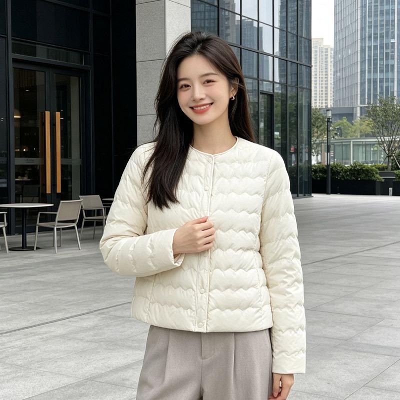 Light down jacket women's new winter fashion, light and warm white duck down small short coat