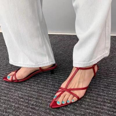 Мода Новая Обувь на Низком Каблуке Лето Новые Остроносые Тонкий Ремешок Переплет Металлическая Пряжка Линия с Мягкой Подошвой Нескользящие Сандалии на Тонком Каблуке