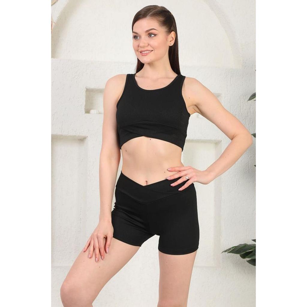 Спортивный комплект из бюстье и шорт в рубчик