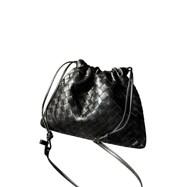 2024 Новая сумка через плечо BV Woven Sheepskin Cloud: Универсальный, модный и популярный стиль с завязками