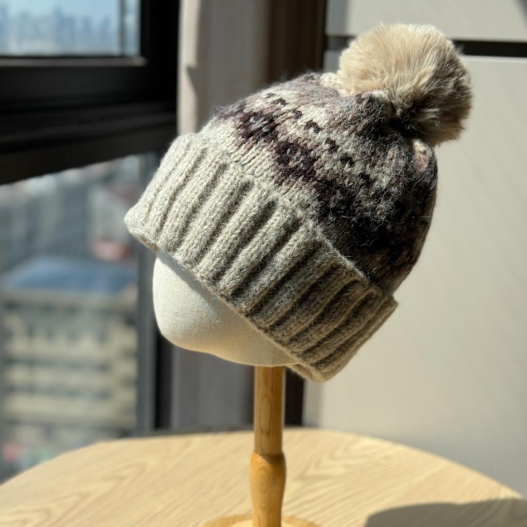 Рождественская шерстяная шапка Fair Isle для женщин, зимняя теплая и милая шапка с меховым помпоном для защиты ушей, модная холодная шапка