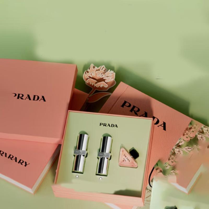 Prada Ограниченный подарочный набор Парфюм и Помада EDP Янтарный Цветочный Аромат Набор из трех предметов: синяя помада #U001 3,8 г + помада #B107 3,8 г + духи 7 мл