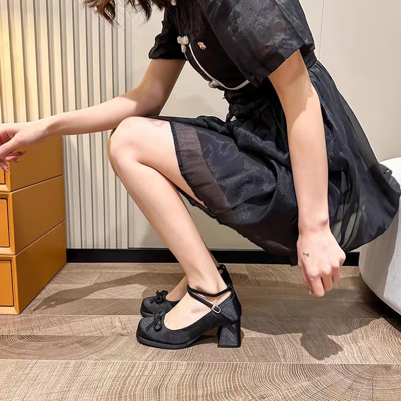 Модные французские туфли-лодочки на толстом каблуке с бантом, женские туфли на высоком каблуке, новинка 2024, сказочный стиль, маленькая женщина, слипоны, с мелким вырезом, одинарные туфли