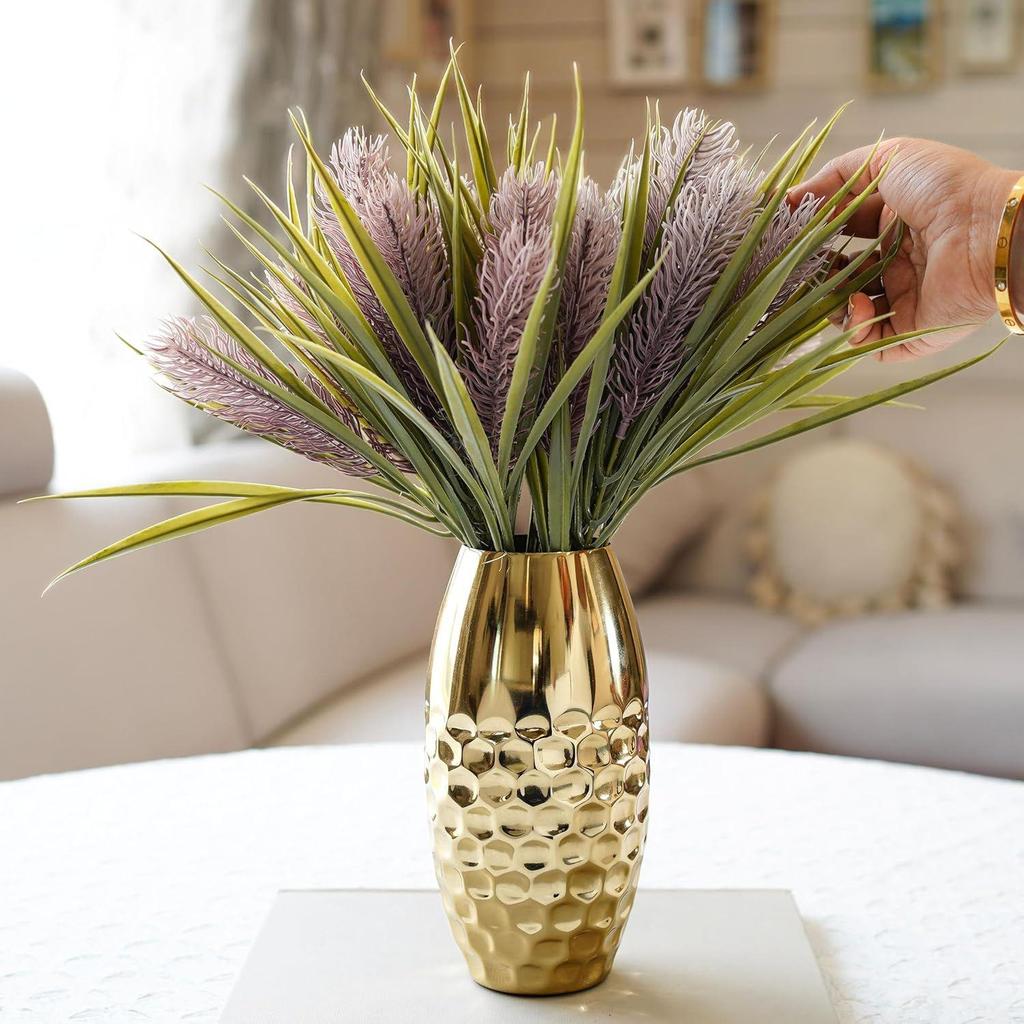 Металлическая чеканная ваза для домашнего декора Декоративные элементы для гостиной | Лучший подарок на день рождения | Золотая, частично чеканная, продолговатая форма, 1 шт.