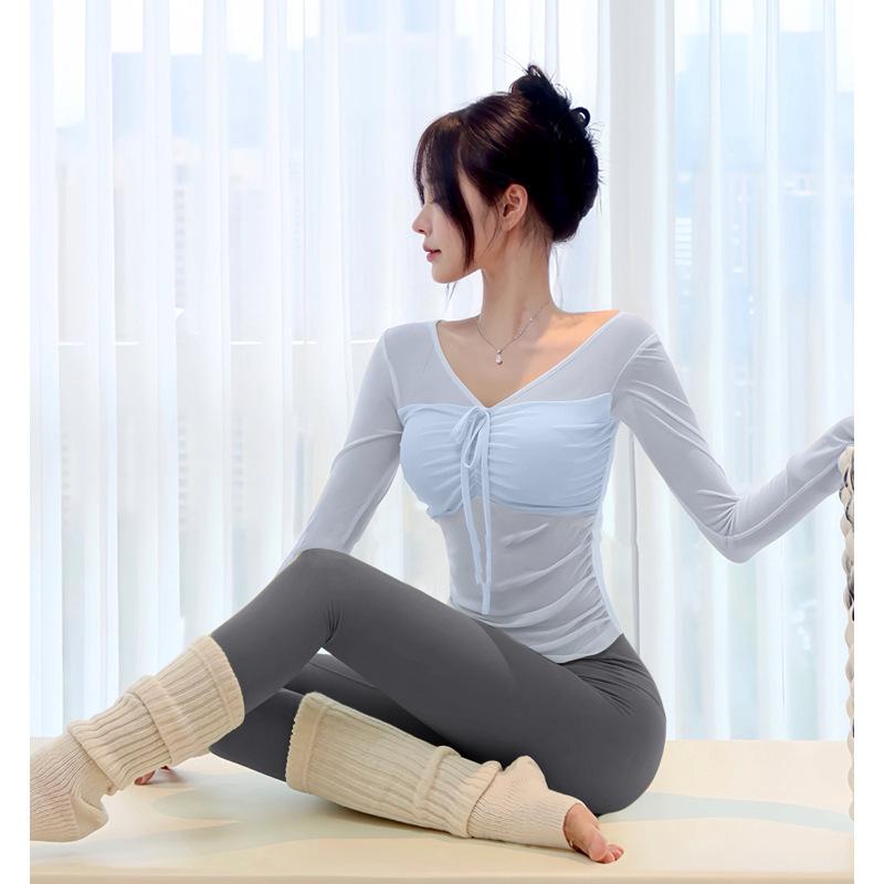Элегантный женский комплект для йоги: Высококачественная спортивная одежда для пилатеса на открытом воздухе со встроенными подушечками для бюстгальтера.