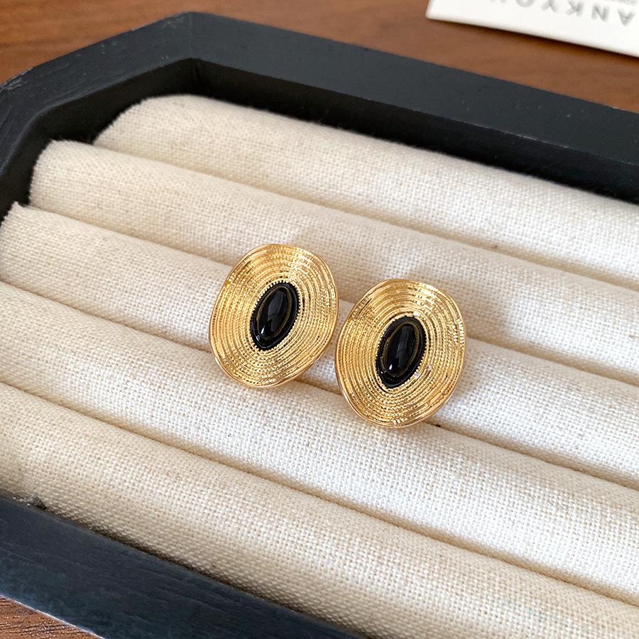 Silver needle oil dripping oval pleated earrings French retro exquisite stud earrings fashion temperament earrings design sense niche