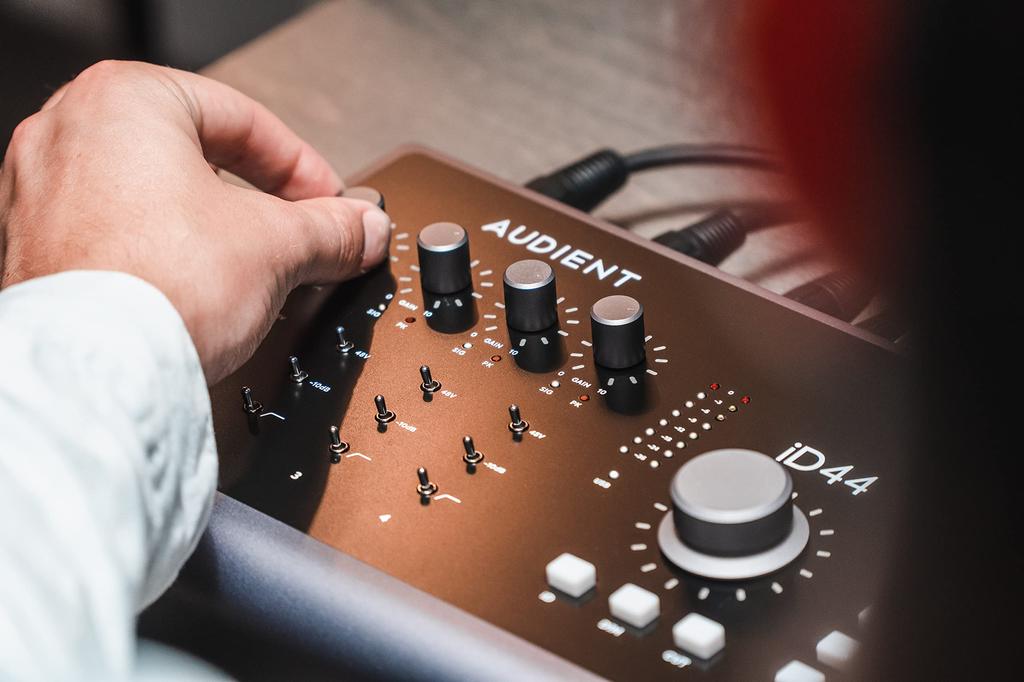 USB-аудиоинтерфейс Audient iD44mkII
