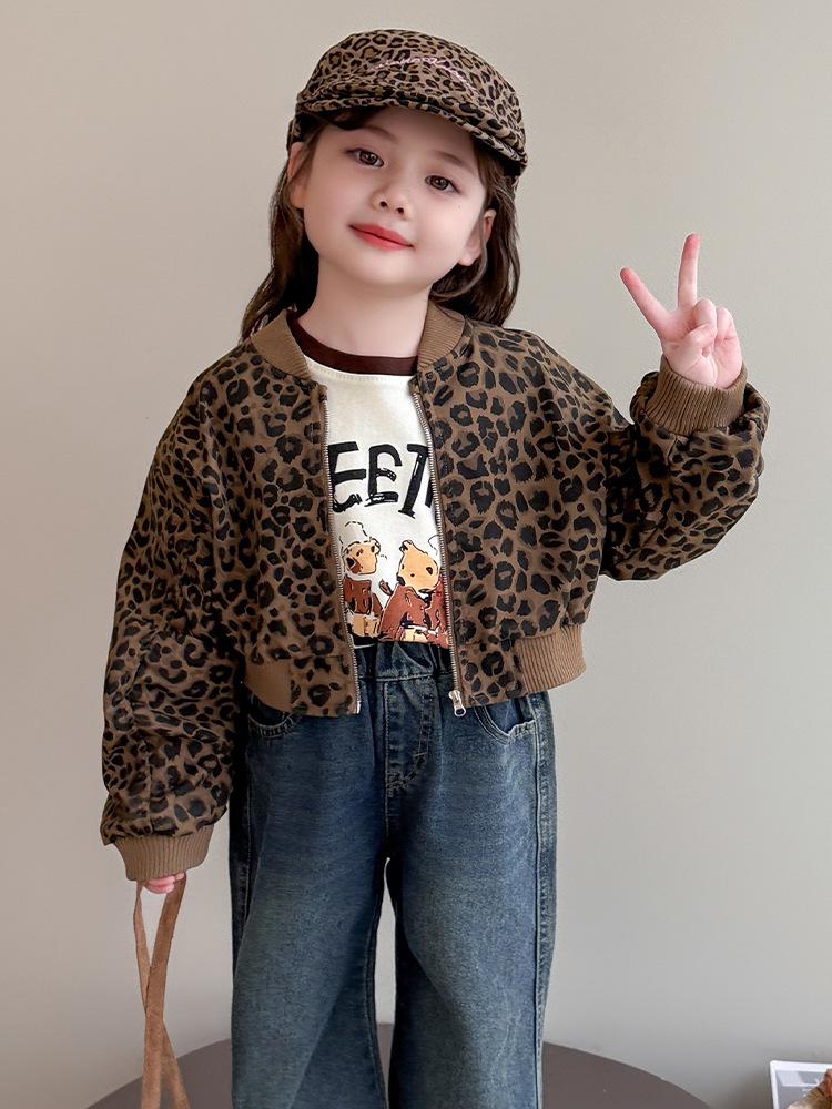 Стильная куртка для девочек с леопардовым принтом - тренд осени 2025