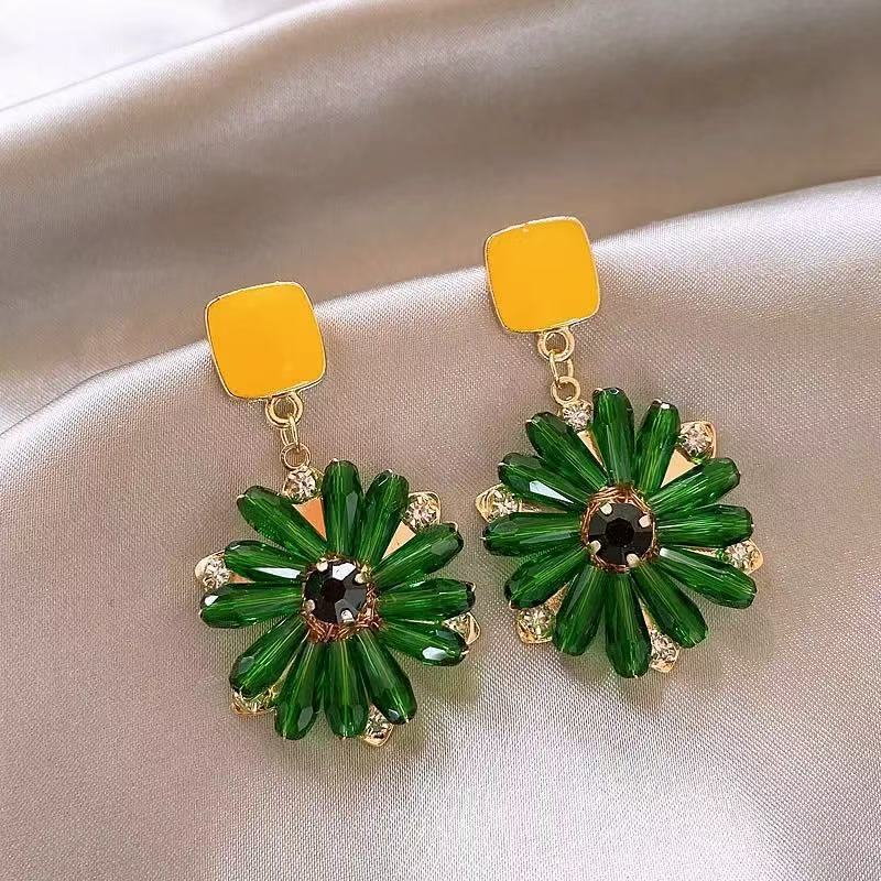 Серьги-гвоздики из ткани в виде цветка «Серебряная игла» со стеклянной бахромой, средние, с антикварным темпераментом, дизайнерские, нишевые