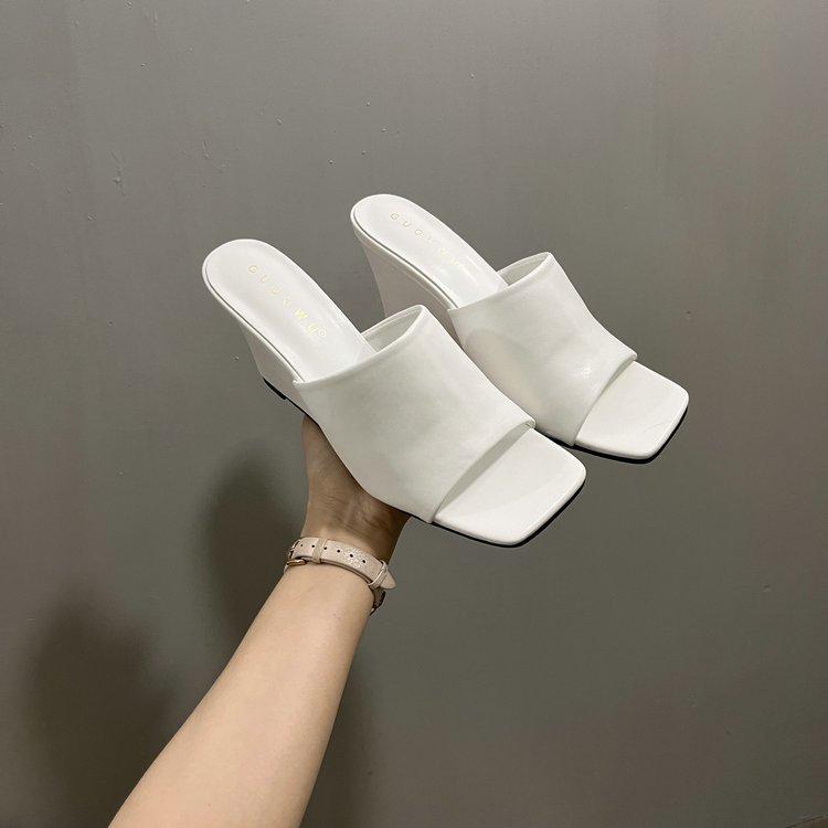 Весна и осень 2025 новые сандалии с квадратным носком, простые босоножки на шпильке, шлепанцы с одним ремешком, женская модная крутая обувь